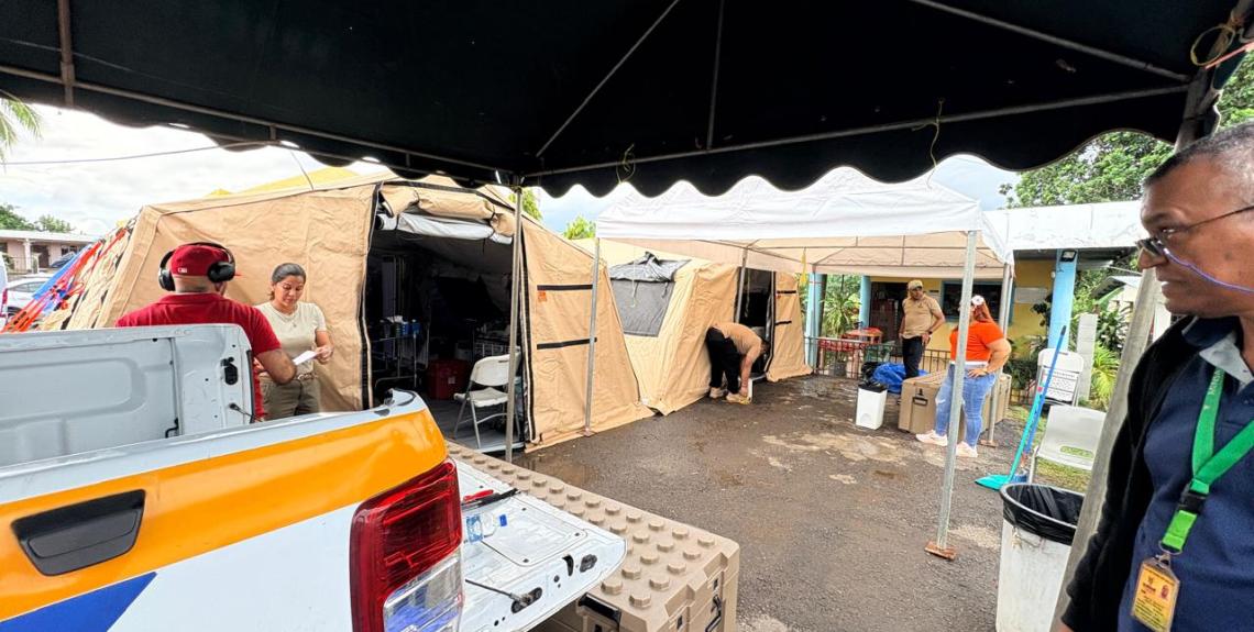 Carpas y atención en el Centro de Salud de las Minas