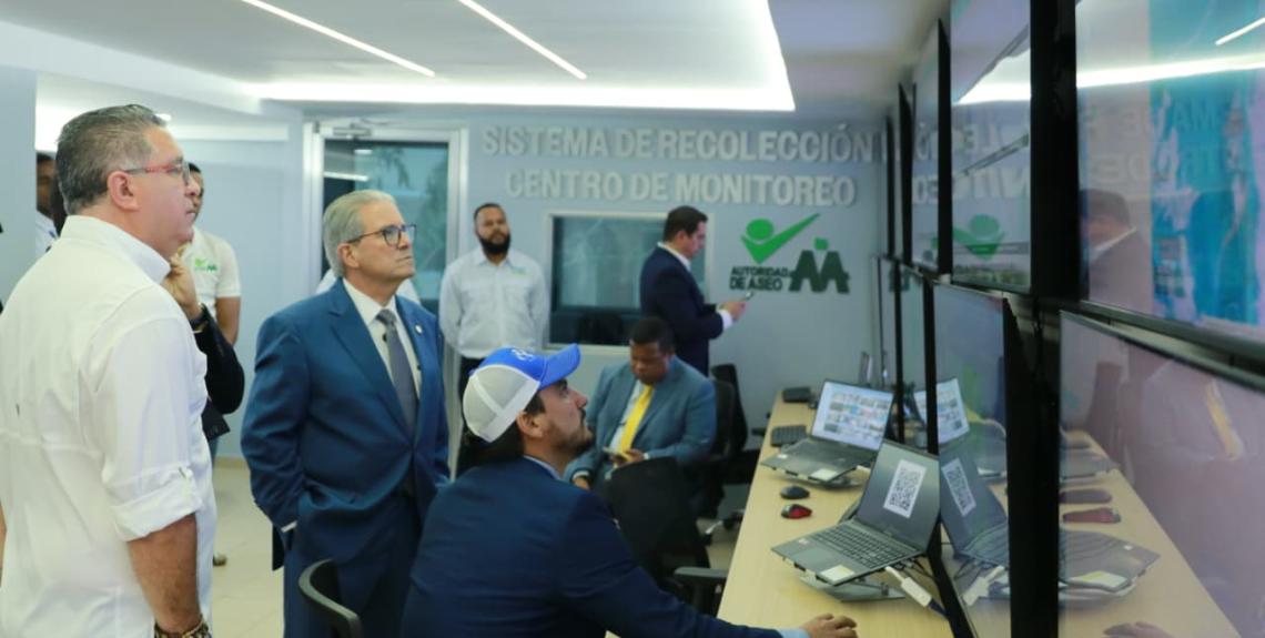 Ministro de Salud participa en la entrega de las órdenes de proceder para un nuevo modelo de recolección de basura en Panamá