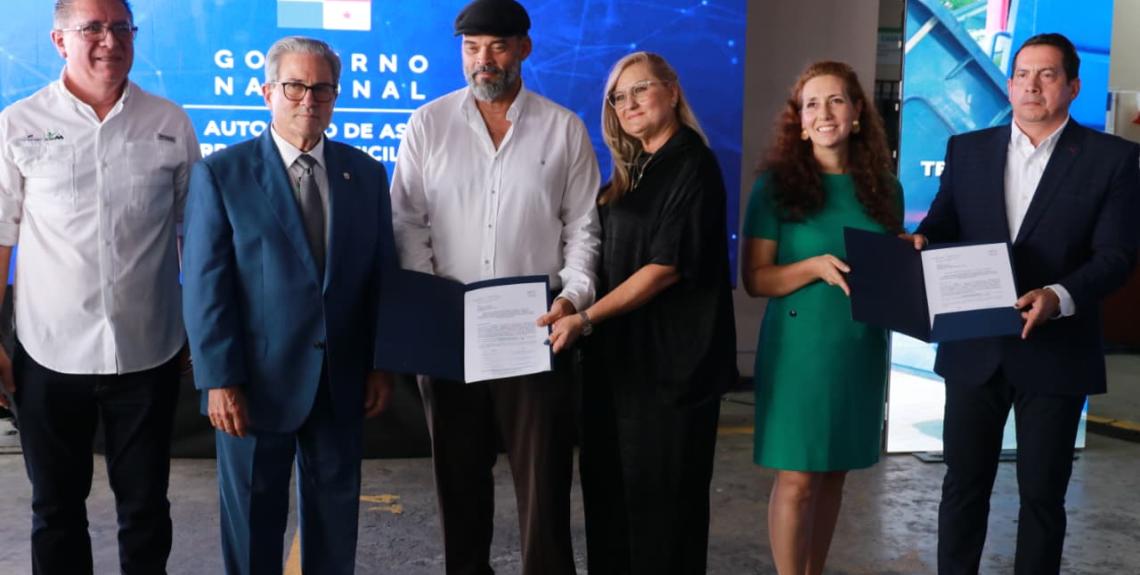 Ministro de Salud participa en la entrega de las órdenes de proceder para un nuevo modelo de recolección de basura en Panamá