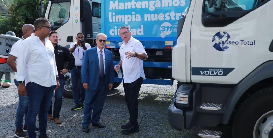 Ministro de Salud participa en la entrega de las órdenes de proceder para un nuevo modelo de recolección de basura en Panamá